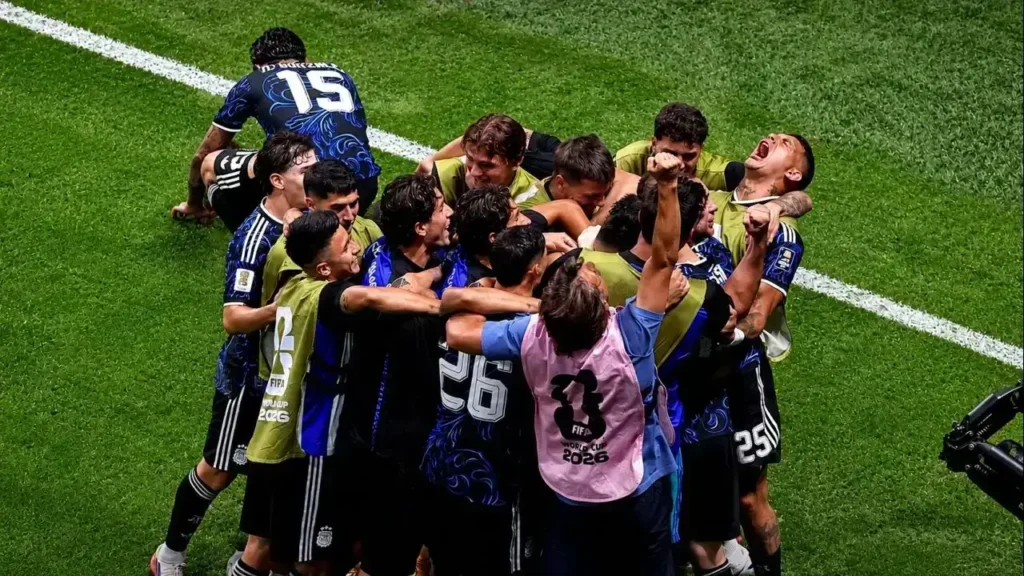 Facundo Medina, Nahuel Molina y Nicolás González forman parte del eufórico abrazo colectivo que se desató tras el gol de Lautaro Martínez. Entre gritos, sonrisas y abrazos, futbolistas titulares, suplentes y miembros del cuerpo técnico celebran el 2-1 que clasificó a la Selección Argentina a la final del Mundial 2026 frente a Inglaterra.