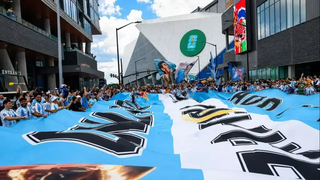 Una marea celeste y blanca acompañó los festejos hasta el último instante, ofreciendo una imagen impactante desde las tribunas.