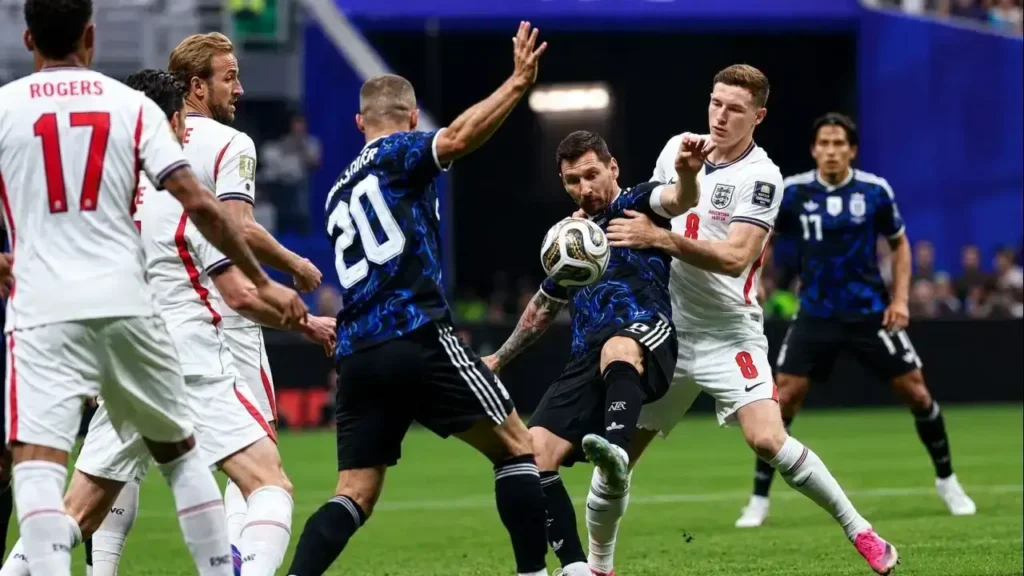 Lionel Messi protege la pelota rodeado por varios jugadores de Inglaterra durante uno de los pasajes más disputados de la semifinal. El capitán argentino volvió a ser el eje del equipo en un encuentro de máxima intensidad que terminó con la clasificación a la final del Mundial.