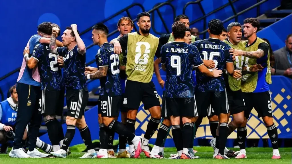 Lionel Messi, Lautaro Martínez, Julián Álvarez y Nicolás González se unen al festejo colectivo tras el pitazo final. Entre abrazos, sonrisas y puños en alto, la Selección Argentina celebra la histórica victoria 2-1 sobre Inglaterra, que aseguró el pase a la final del Mundial 2026.