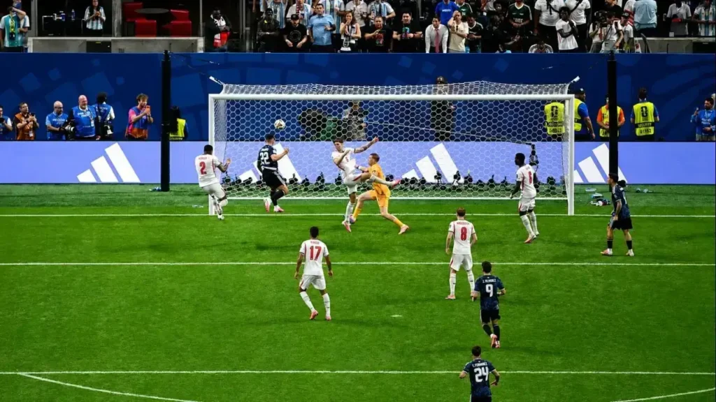 Lionel Messi filtra un pase preciso que rompe la defensa de Inglaterra y deja servida la jugada que terminará en gol para la Selección Argentina. Alexis Mac Allister, Julián Álvarez y Lautaro Martínez acompañan la ofensiva, mientras Kyle Walker, Morgan Rogers y Kobbie Mainoo intentan evitar una acción que resultó decisiva.