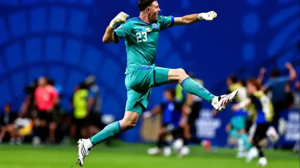 Emiliano "Dibu" Martínez celebra con un salto y los puños apretados uno de los goles de la Selección Argentina. El arquero desata toda su emoción durante la histórica victoria 2-1 sobre Inglaterra, que clasificó al conjunto de Lionel Scaloni a la final del Mundial 2026.
