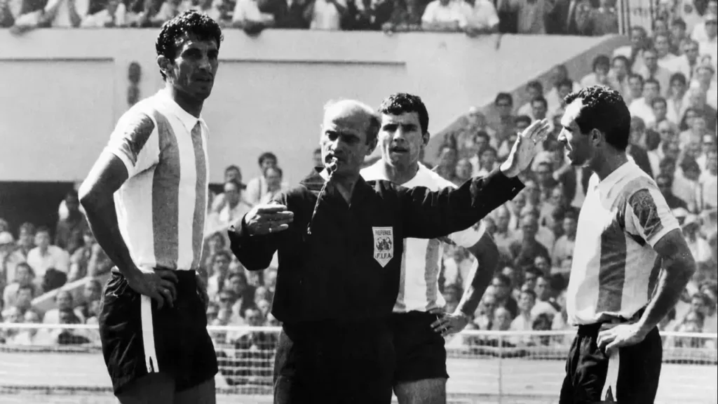 Antonio Rattín no lo puede creer. El árbitro alemán Rudolf Kreitlein lo echa sin trámite.