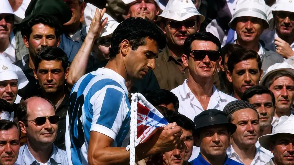 Luego, al pasar por uno de los córners, estrujó el banderín que replicaba la bandera inglesa