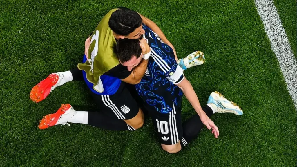 Lionel Messi se funde en un emotivo abrazo con un compañero apenas consumado el pitazo final. La emoción desborda al capitán de la Selección Argentina tras la histórica victoria 2-1 sobre Inglaterra, que aseguró el pase a la final del Mundial 2026.