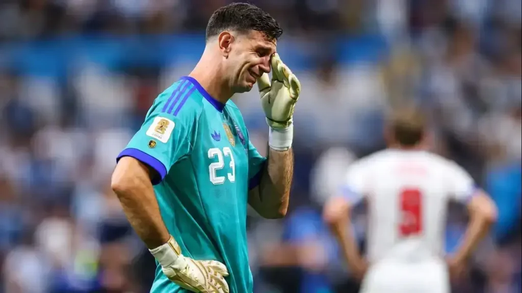 Emiliano "Dibu" Martínez no puede contener las lágrimas tras el pitazo final. El arquero de la Selección Argentina se emociona luego de la histórica victoria 2-1 sobre Inglaterra, resultado que selló el pase a la final del Mundial 2026.