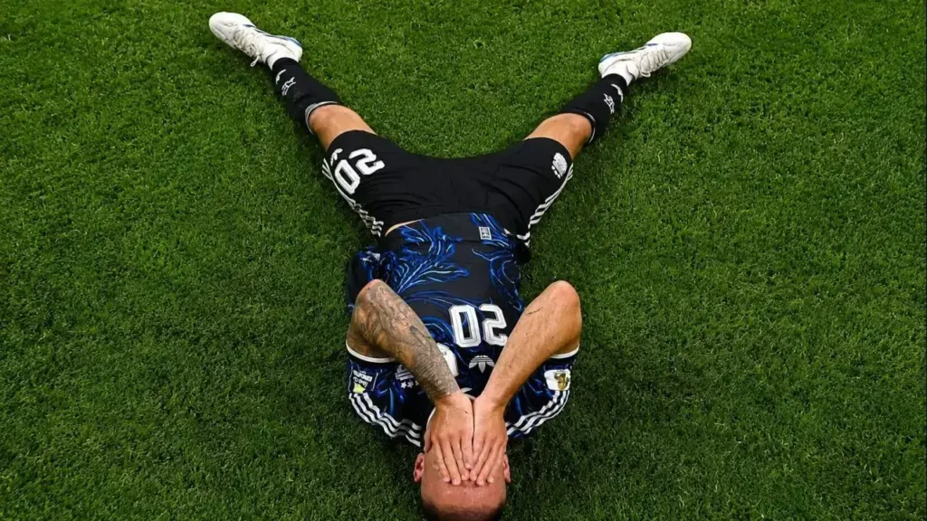 Alexis Mac Allister queda tendido sobre el césped, con las manos cubriéndole el rostro, completamente desbordado por la emoción tras el pitazo final. La clasificación de la Selección Argentina a la final del Mundial 2026, luego del triunfo 2-1 sobre Inglaterra, desató un inolvidable desahogo entre los futbolistas argentinos.