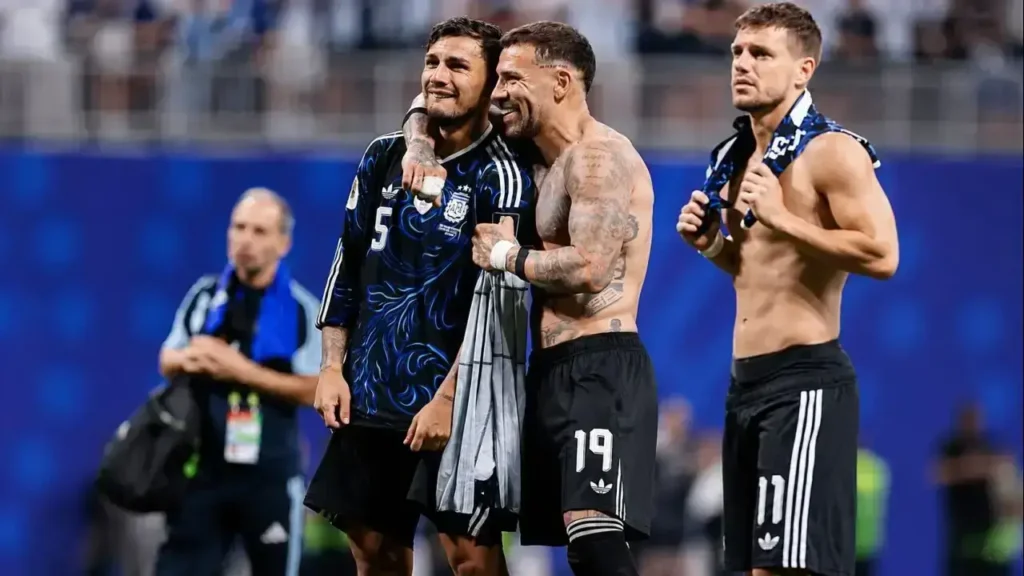 Leandro Paredes celebra abrazado a un compañero tras la clasificación de la Selección Argentina a la final del Mundial 2026. A su lado, Giovani Lo Celso acompaña los festejos luego de la histórica victoria 2-1 sobre Inglaterra.