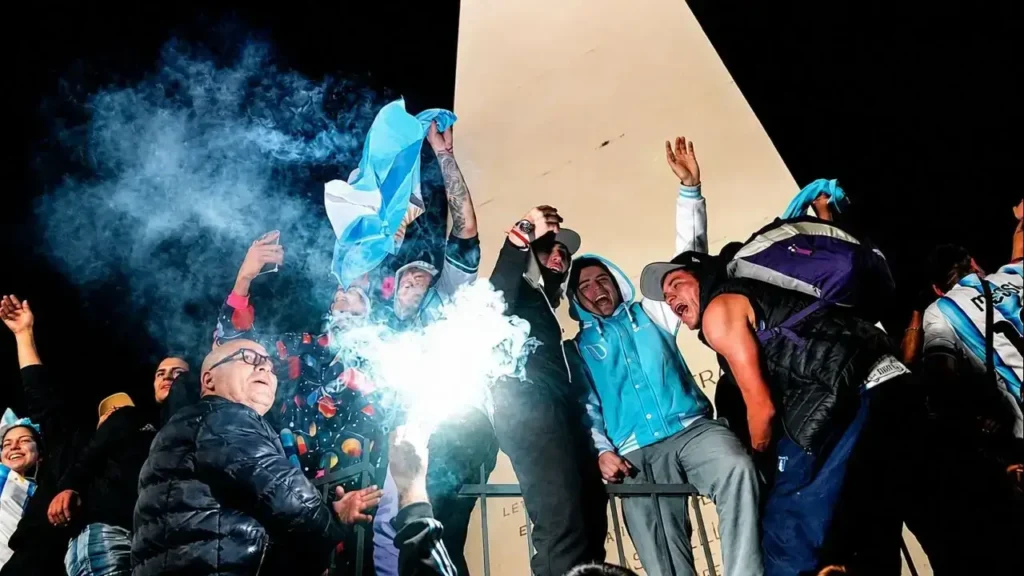 Los festejos se extendieron durante varios minutos entre canciones y aplausos, mientras el estadio seguía envuelto en un clima de euforia.