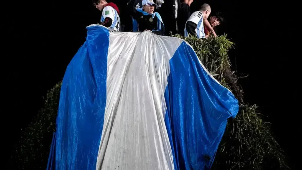 Cada bandera fue un símbolo del orgullo de acompañar a Argentina, en una noche que volvió a unir a miles de personas detrás de los mismos colores.