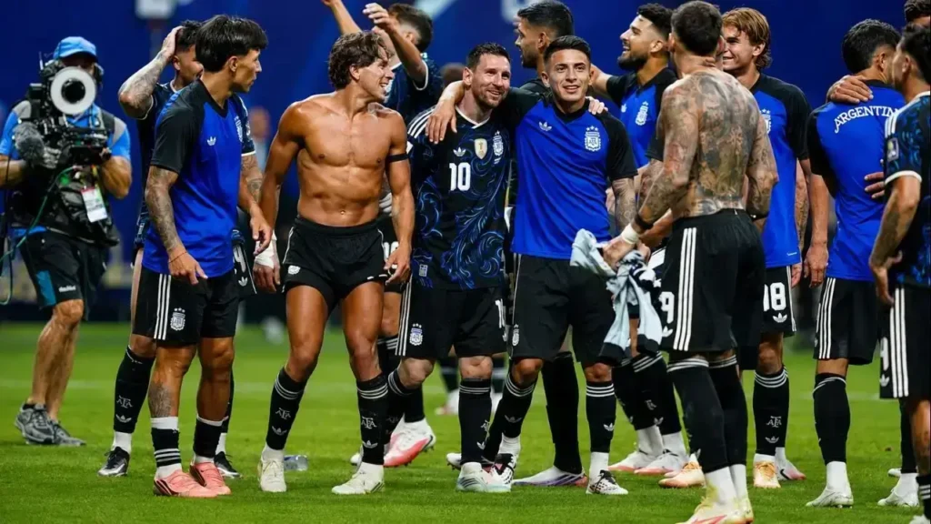 Lionel Messi sonríe rodeado por Giuliano Simeone, Nicolás González, Nicolás Otamendi, Nico Paz y Giovani Lo Celso durante los festejos de la Selección Argentina tras la histórica victoria 2-1 sobre Inglaterra. La clasificación a la final del Mundial 2026 desató una celebración inolvidable entre los campeones.