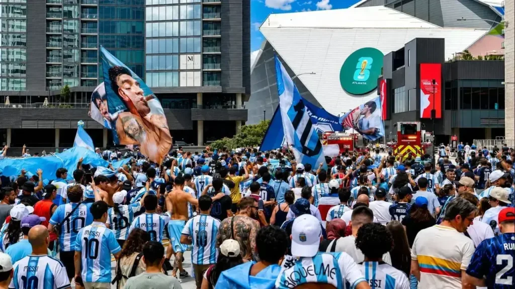 Entre banderas y camisetas, los hinchas celebraron una nueva página de la historia, demostrando una vez más su pasión incondicional.