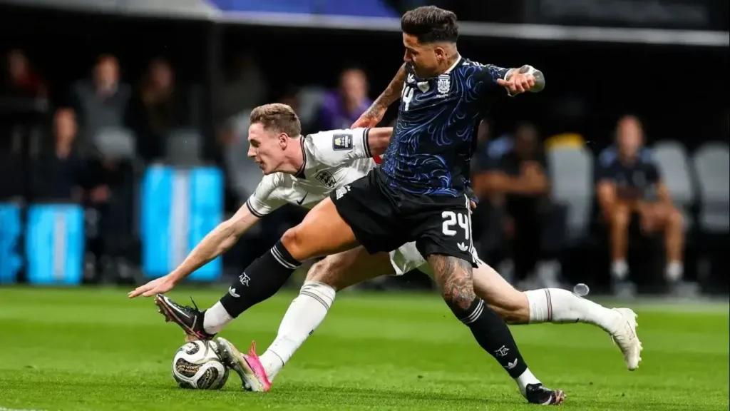 Enzo Fernández llega primero a la pelota y resiste la presión de Jordan Henderson en una disputa que refleja la intensidad con la que se jugó cada balón. El mediocampista argentino fue una de las piezas clave en la victoria de la Selección Argentina sobre Inglaterra, que selló el pase a la final del Mundial 2026.