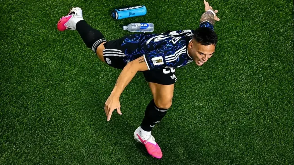 Lautaro Martínez celebra con un grito de desahogo tras una de las acciones decisivas de la semifinal. El delantero argentino fue uno de los grandes protagonistas de la victoria de la Selección Argentina sobre Inglaterra, resultado que selló con el tercer gol y nos dio el pase a la final del Mundial 2026.
