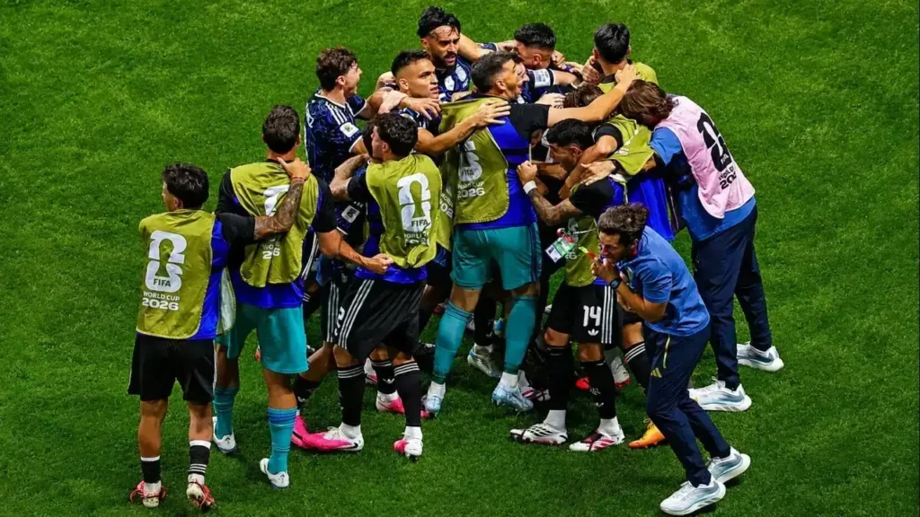 Lautaro Martínez, Leandro Paredes y Exequiel Palacios forman parte del gran abrazo colectivo que desató el gol del 2-1. Titulares, suplentes y miembros del cuerpo técnico de la Selección Argentina se funden en una celebración inolvidable tras asegurar la clasificación a la final del Mundial 2026 frente a Inglaterra.