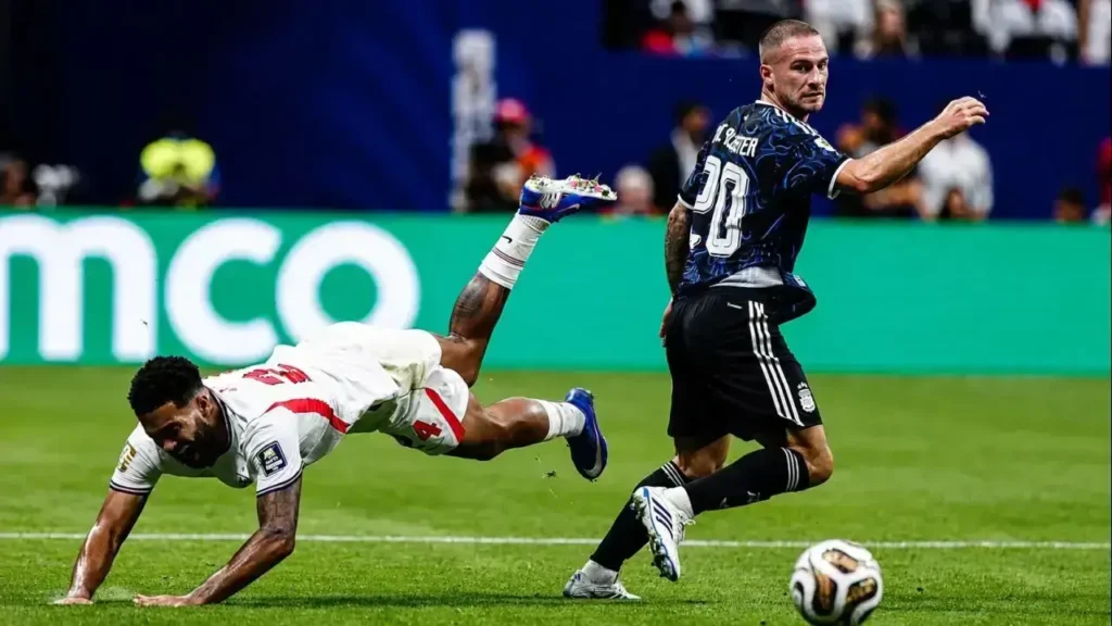 Leandro Paredes (20) deja atrás la marca de Reece James (4), que termina en el suelo tras el cruce. El mediocampista de la Selección Argentina continúa la jugada con el balón dominado en una acción de la semifinal frente a Inglaterra.