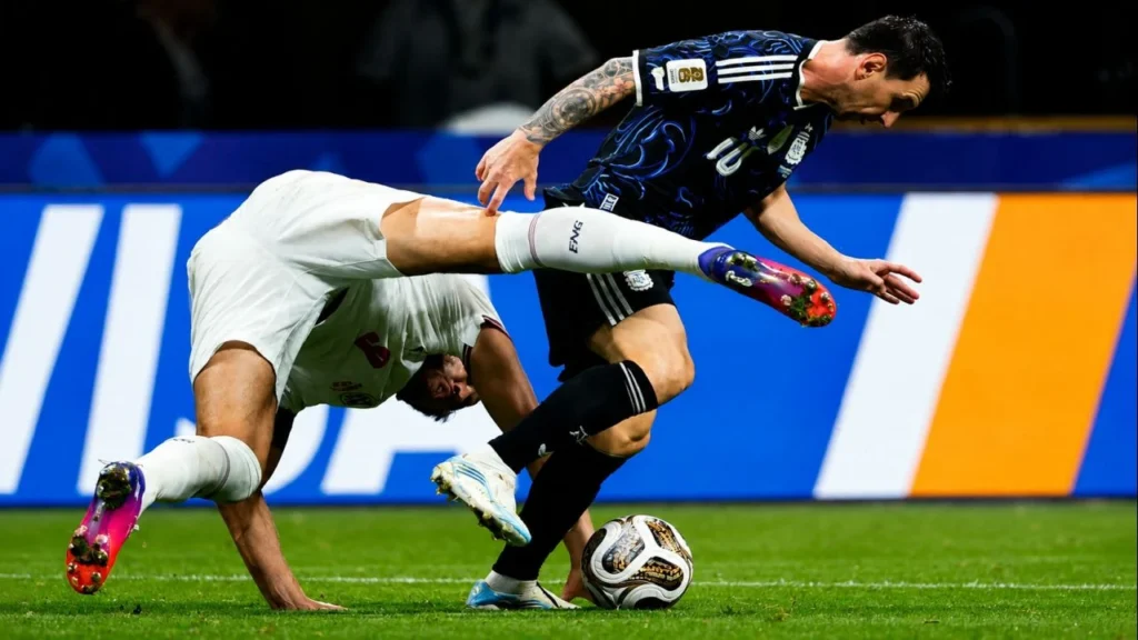 Lionel Messi elude la barrida de Marc Guéhi (6) y mantiene el control de la pelota en una acción de máxima exigencia física durante la semifinal del Mundial 2026 entre Argentina e Inglaterra.
