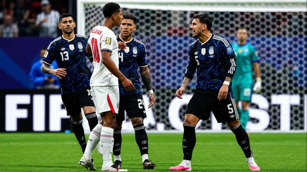 Cristian Romero, Enzo Fernández y Leandro Paredes rodean a Jude Bellingham (10) en una tensa acción del partido. Los futbolistas de la Selección Argentina presionan al mediocampista inglés durante la semifinal del Mundial 2026.