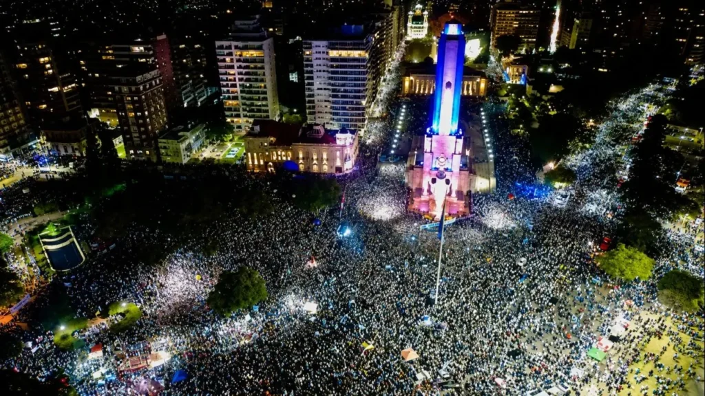 Los hinchas disfrutaron cada minuto de una noche soñada, sabiendo que estaban viviendo una página histórica del fútbol argentino