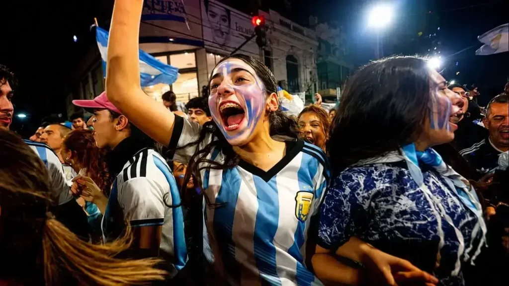El sentimiento argentino quedó reflejado en cada abrazo entre desconocidos, unidos únicamente por la pasión por la camiseta.