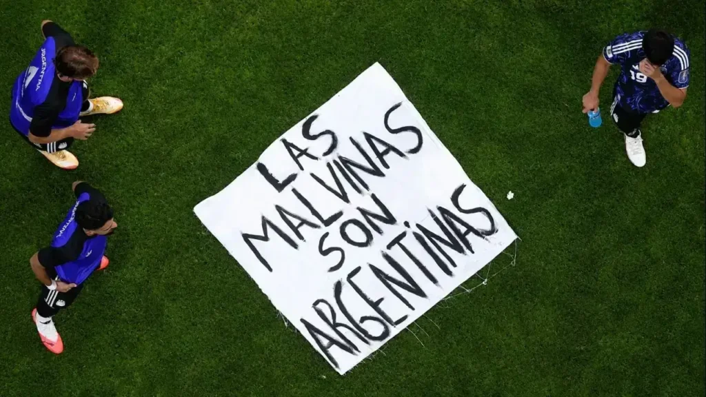 La bandera humilló a Inglaterra que no se hace cargo de su apropiación, el territorio de las Islas Malvinas