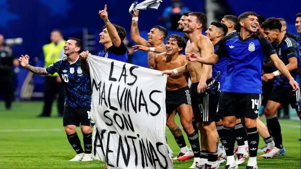 Lionel Messi, Giovani Lo Celso, Nicolás González, Nicolás Otamendi y Exequiel Palacios celebran con la bandera "Las Malvinas son Argentinas" tras la histórica victoria 2-1 sobre Inglaterra. El festejo de la Selección Argentina por la clasificación a la final del Mundial 2026 también dejó un mensaje de fuerte significado para todos los argentinos.