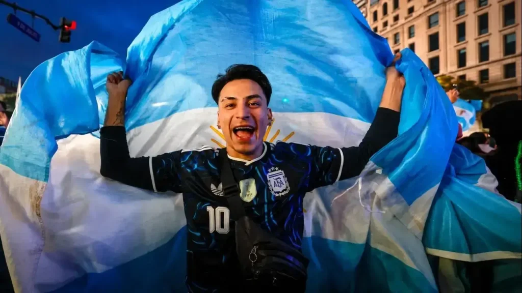 Banderas celestes y blancas acompañan una celebración que se hizo sentir en cada rincón donde miles de simpatizantes vivieron una noche inolvidable.