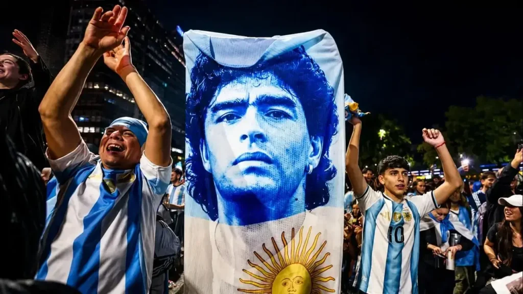 El Diego en las banderas como si también fuera un homenaje a él, que claro que lo es