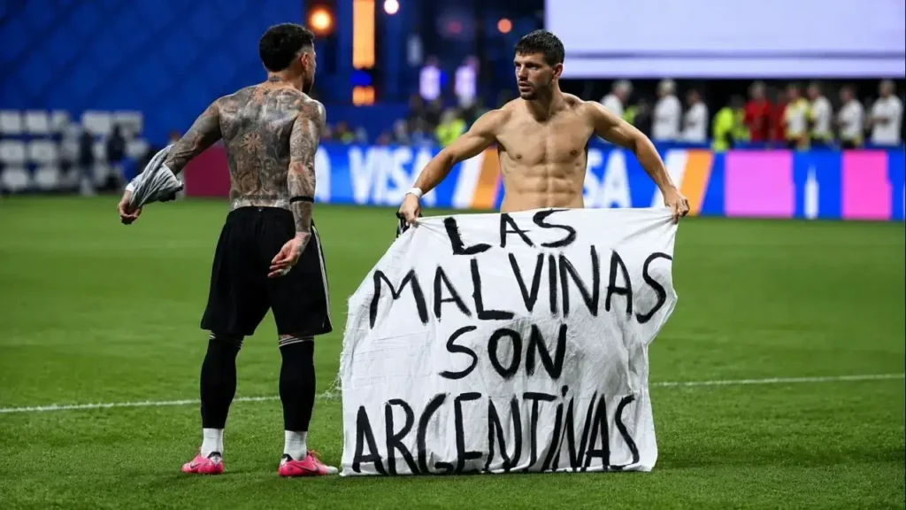 Giovani Lo Celso y Nicolás Otamendi despliegan la bandera con la consigna "Las Malvinas son Argentinas" durante los festejos de la Selección Argentina. El histórico triunfo 2-1 sobre Inglaterra y la clasificación a la final del Mundial 2026 quedaron acompañados por un mensaje de fuerte significado para todos los argentinos.