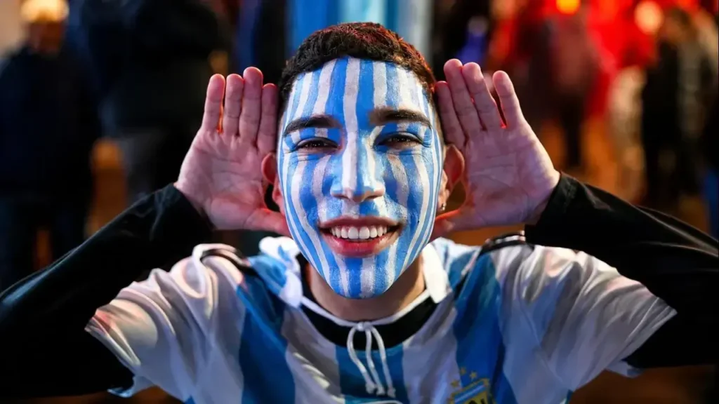 La emoción se refleja en los rostros de los simpatizantes argentinos después de una noche histórica, marcada por la ilusión de volver a disputar una final mundialista.