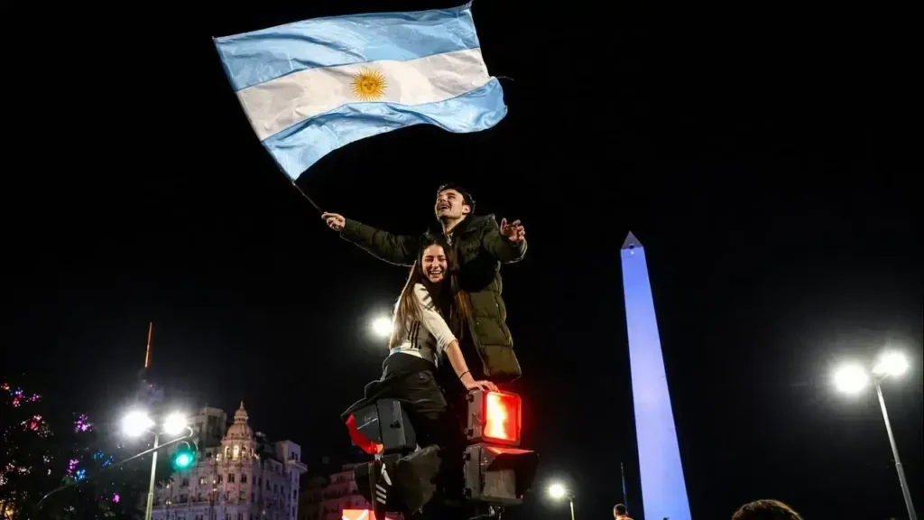 Hinchas argentinos desatan su alegría tras la clasificación a la final del Mundial, en una celebración que se extendió por varios minutos con abrazos, banderas y cánticos.