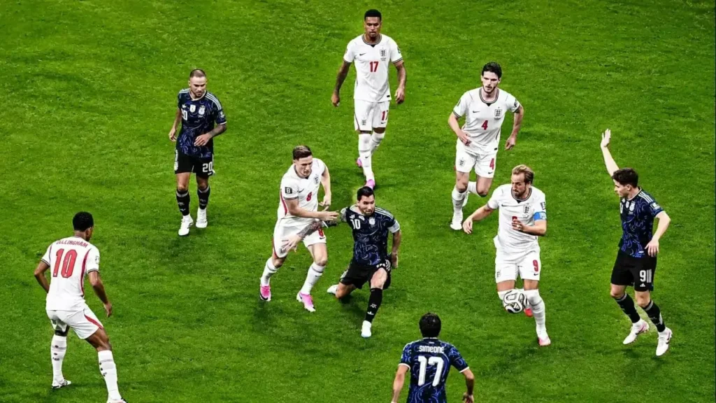 Lionel Messi queda rodeado por Curtis Jones (17), Declan Rice (4), Elliot Anderson (8), Harry Kane (9) y Jude Bellingham (10) en una intensa acción de la semifinal. Al ataque argentino se suman Alexis Mac Allister, Julián Álvarez y Giuliano Simeone, en una de las jugadas con mayor concentración de futbolistas durante el triunfo de la Selección Argentina por 2-1 sobre Inglaterra en el Mundial 2026.