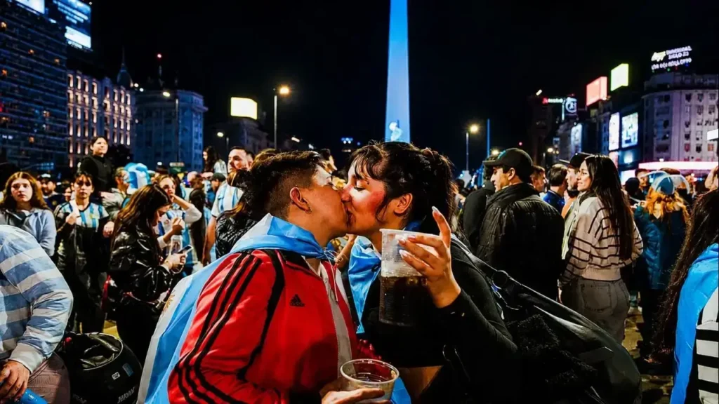 Besos y abrazos interminables entre hinchas que compartieron un nuevo capítulo de la historia del fútbol argentino, unidos por una misma pasión y un mismo sueño.