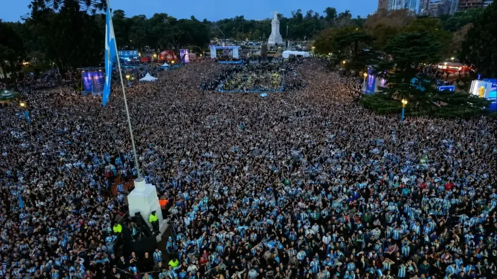 La emoción desbordó entre los hinchas al terminar la semifinal, en un clima de felicidad compartida que emocionó a todos los presentes.
