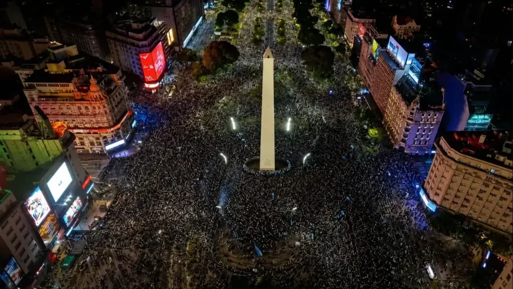 El aliento nunca se detuvo y continuó mucho después del pitazo final, mientras los hinchas disfrutaban de una clasificación para el recuerdo.