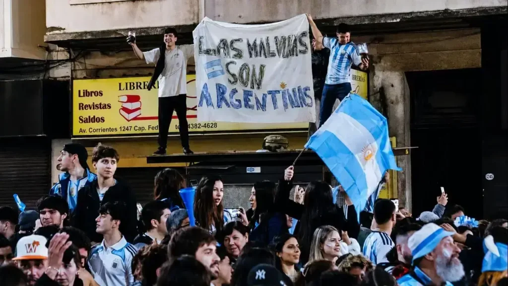 Y claro, no fue solo un partido más. Malvinas estuvo presente en las emociones, en las pasiones, en la historia, en los recuerdos