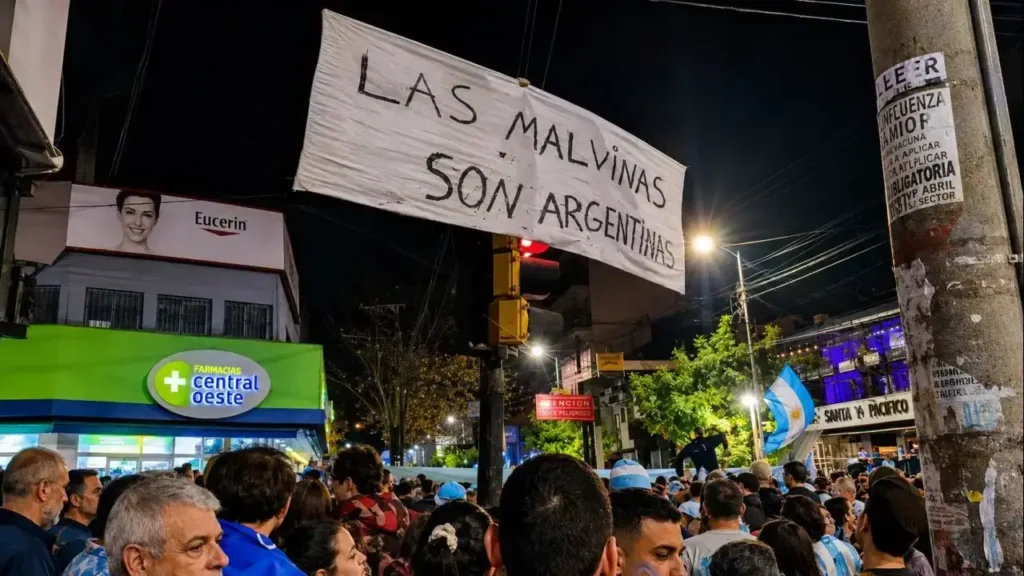 Malvinas siempre estuvo presente lo largo de todo el país, como en esta imagen de un fan en Castelar