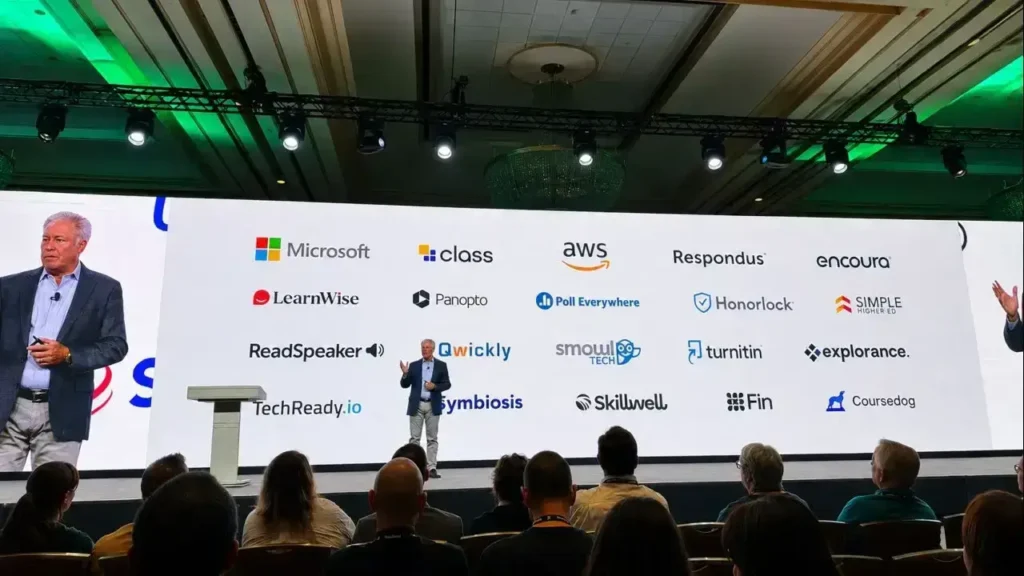 Durante la exposición, la pantalla principal mostró a las principales empresas que integran el ecosistema tecnológico de Blackboard para la educación superior. Entre ellas se encontraban Microsoft, Amazon Web Services (AWS), Turnitin, Respondus, Panopto, Poll Everywhere, Honorlock, ReadSpeaker, Coursedog y otras compañías especializadas en inteligencia artificial, evaluación, aprendizaje en línea, accesibilidad y gestión universitaria.
