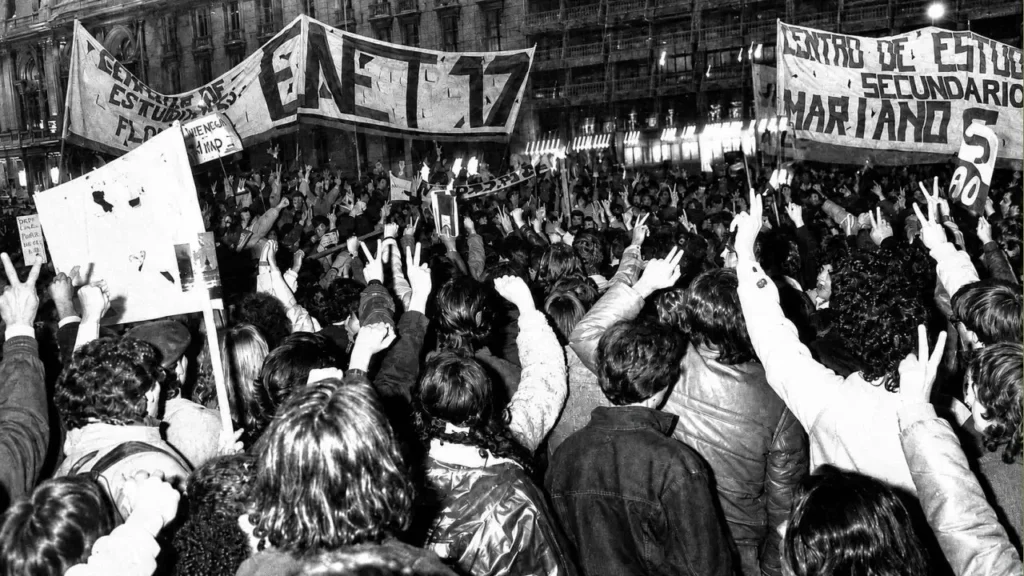 Los estudiantes en la calle por un boleto estudiantil secundario más barato.