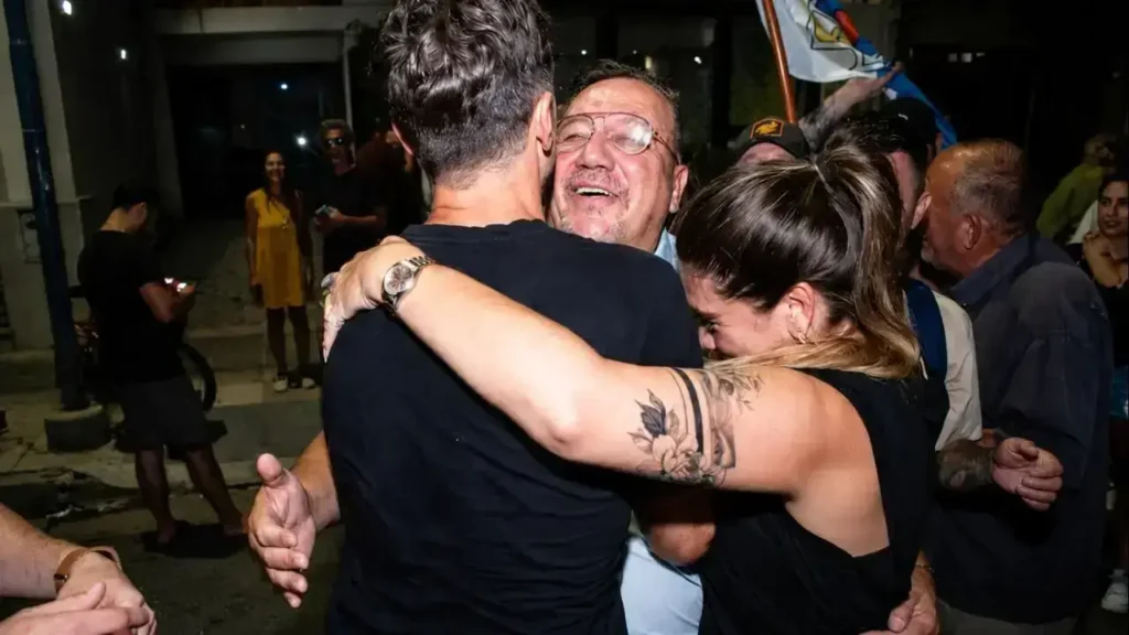 Lucas Ghi, Claudio Román y Vanina Moro se fundan en un abrazo luego de sacar 1.700 votos y quedarse con la mayoría del PJ. La minoría la obtuvo Paula Majdanski.