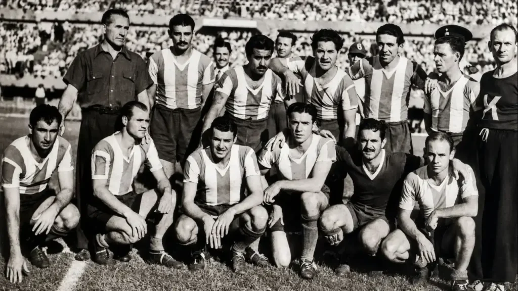 La formación de la Selección Argentina que enfrentó a España en los primeros años del historial entre ambos países, una rivalidad que comenzó en 1952 y que más de siete décadas después tendrá su primera final mundialista.