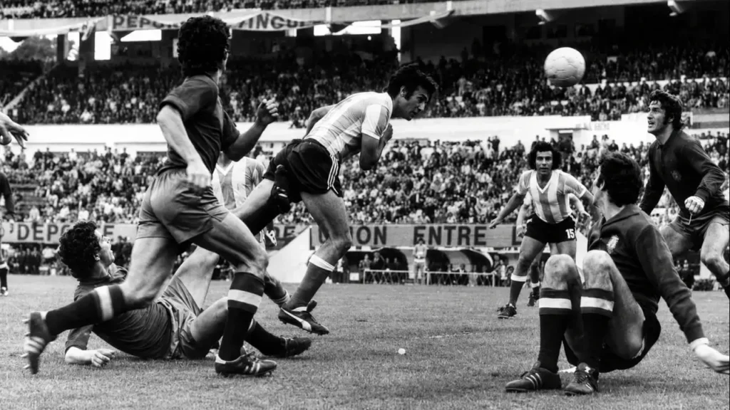 Una acción de juego entre Argentina y España en uno de los históricos amistosos disputados entre ambas selecciones durante la década de 1970. La rivalidad, iniciada en 1952, desembocará por primera vez en una final de la Copa del Mundo.