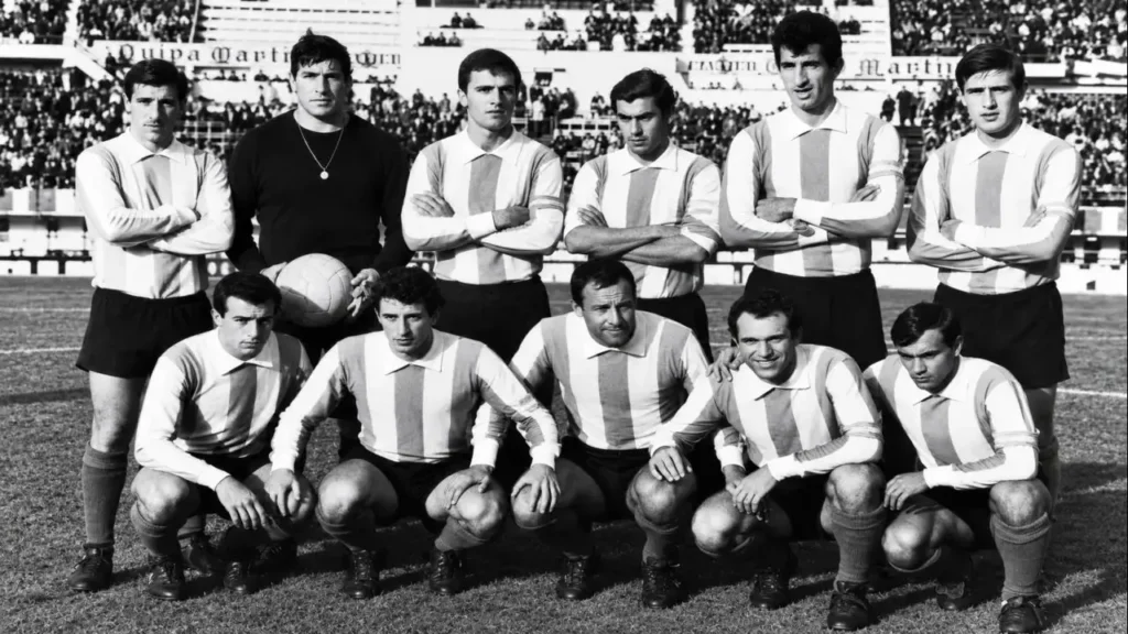 formación de la Selección Argentina durante la década de 1960, cuando la Albiceleste protagonizaba los primeros capítulos del historial frente a España. Ambas selecciones volverán a encontrarse por primera vez en una final mundialista.