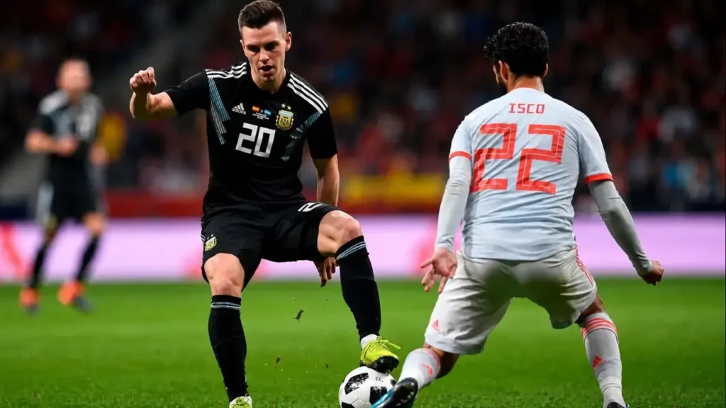 Esta imagen corresponde al amistoso disputado el 27 de marzo de 2018 en el estadio Wanda Metropolitano de Madrid. Se observa al argentino Giovani Lo Celso (20) frente al español Isco (22), una de las figuras de la goleada 6-1 de la Roja.