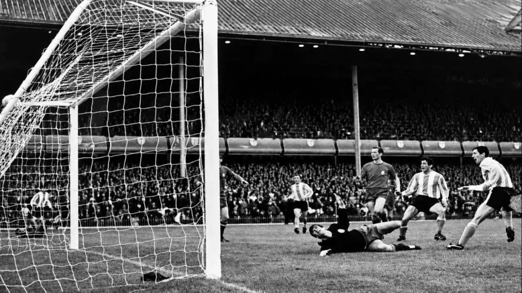 Una imagen histórica del Argentina 2-1 España en el Mundial de 1966, con el gol de Luis Artime. Es la más valiosa para abrir la sección histórica.