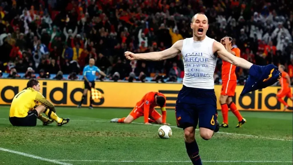 Andrés Inieseta euforico corre a festejar con sus compañeros de banco el gol que loe dio el campeonato del mundo a España en 2010