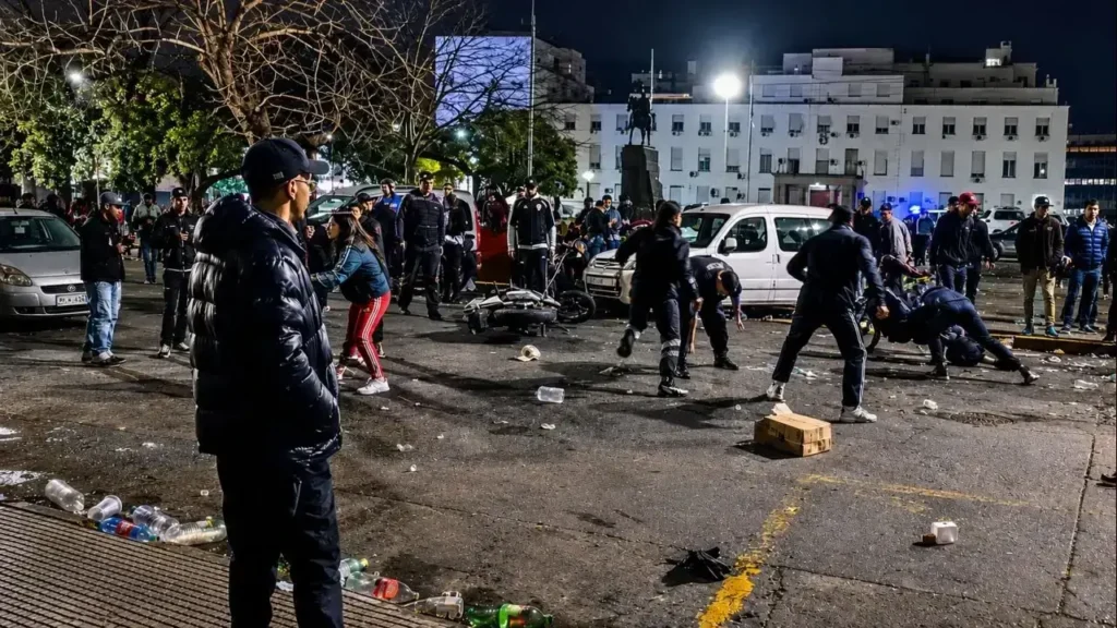 Golpes, golpes y golpes sobre Buen Viaje al 900 en Morón Centro. Enfrente el Municipio de Morón. A la vuelto la Comisaría Morón Primera. Raro.