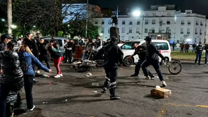 Trompadas, botellazos, cortes de motocicleta e insultos luego de los festejos por el triunfo de Argentina ante Inglaterra