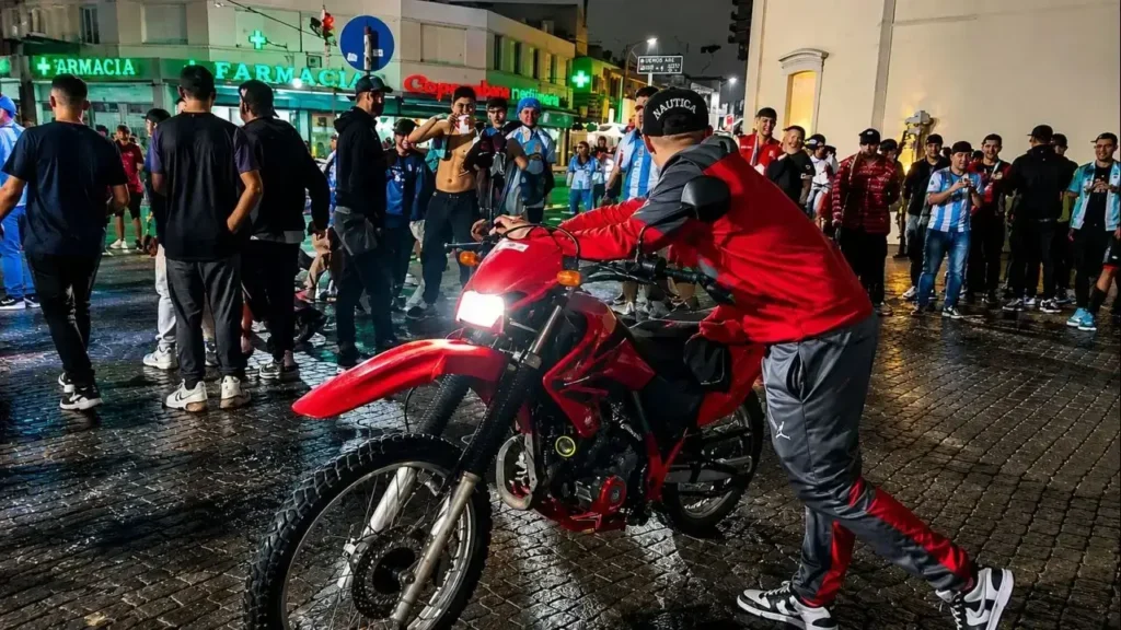 Sobre las escalinatas de la Catedral de Morón grupos alcoholizados y motoqueros haciendo cortes sin importarles nada
