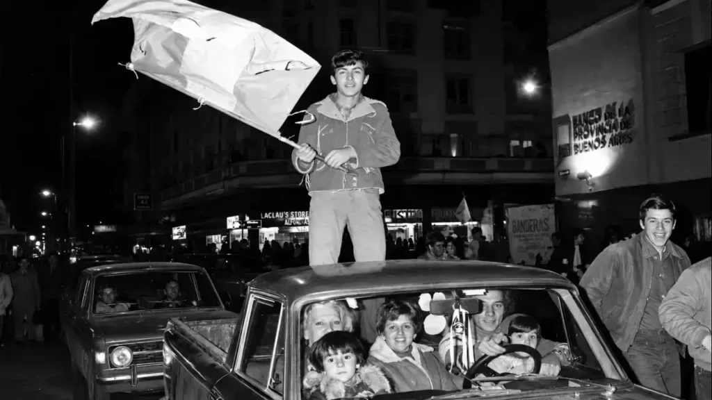 Pensar que las manifestaciones de alegría tenían algo que ver con el pasado de Argentina, fue parte de la chatura intelectual de la dictadura cívico militar